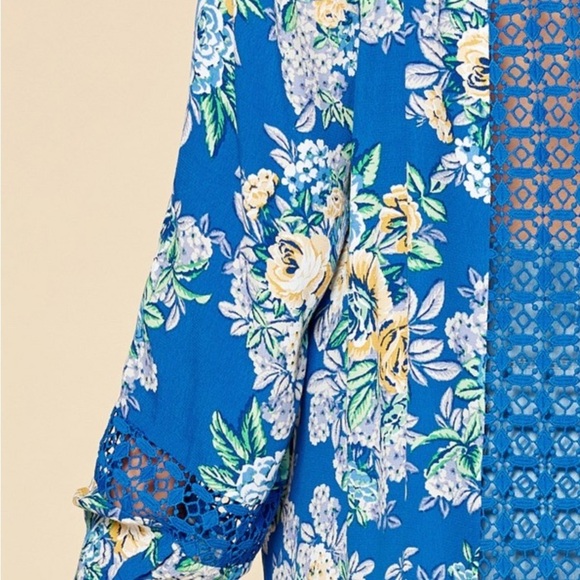 ODDI "CHECK OUT THE BACK" BLUE FLORAL BUTTON DOWN TOP Size Small - Picture 5 of 13